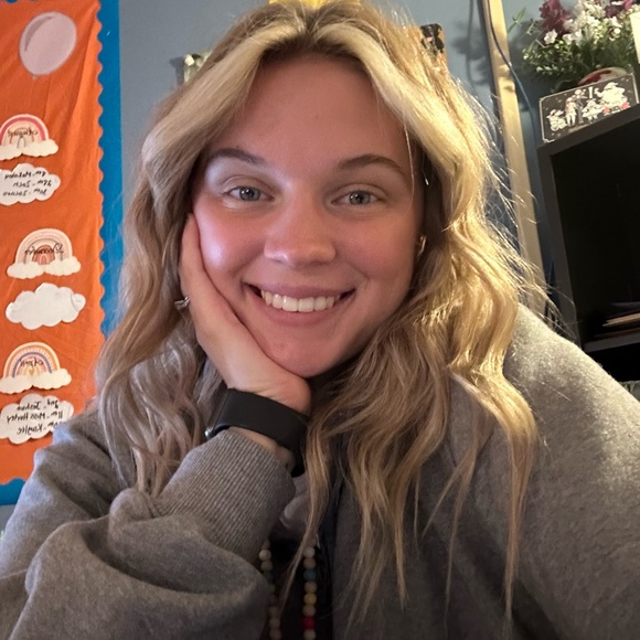 Meet your Posher, Caitlin - Picture 3 of 4